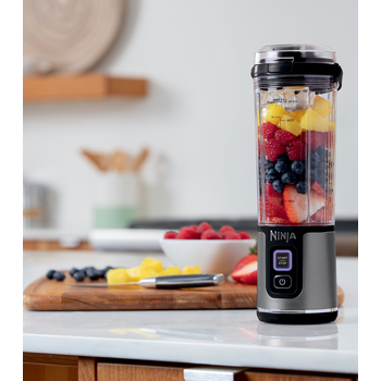 Imagen 2 de Licuadora portátil recargable Ninja Blast BC151BK color negro de 532 ml