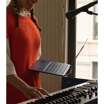 Imagen 2 de MacBook Air 13 Pulgadas Color Blanco Estelar Chip M2 de Apple con CPU de 8 Núcleos GPU de 8 Núcleos Neural Engine de 16 Núcleos