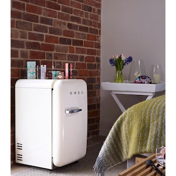 Imagen 4 de Frigobar Smeg FAB5URCR3 Estilo Años 50 Crema 1.5 Pies Cúbicos