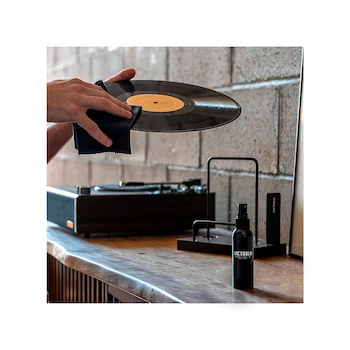 Imagen 2 de Victrola Set de Limpieza para Tornamesa con Cepillo Antiestático de Fibra de Carbono, Cepillo para Aguja, Solución de Limpieza de 60 ml y Paño de Microfibra