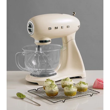 Imagen 2 de Smeg SMF03CRUS Batidora de Pedestal Estilo 50's Color Crema Capacidad 4.8L