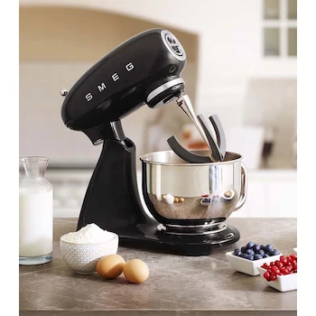 Imagen 2 de Batidora de Pedestal Smeg 50's Style Modelo SMF03 Color Negro Capacidad 4.8 Litros