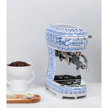 Imagen 2 de Cafetera Espresso Manual Smeg ECF02DGBEU Dark Grey 1.1L