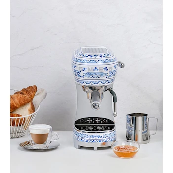 Imagen 5 de Cafetera Espresso Manual Smeg ECF02DGBEU Dark Grey 1.1L