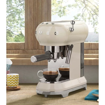 Imagen 2 de Smeg ECF02CRUS Cafetera Expreso Manual Color Crema