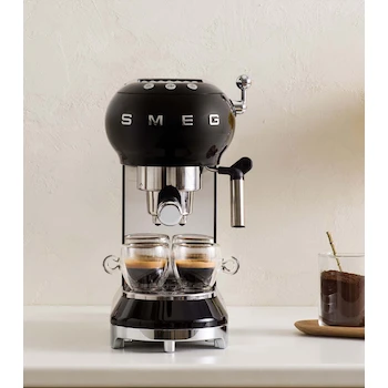 Imagen 2 de Cafetera Expreso Smeg 50's Style ECF02BLUS Negra con Tanque de 1.1 Litros