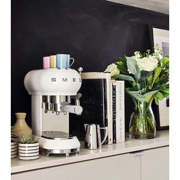 Imagen 2 de Cafetera Expreso Smeg ECF02WHUS Blanca Estilo Retro 50's con Tanque de Agua 1.1 Litros