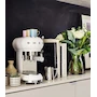 Miniatura de Cafetera Expreso Smeg ECF02WHUS Blanca Estilo Retro 50's con Tanque de Agua 1.1 Litros