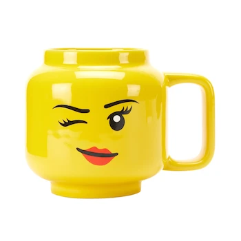 Imagen de referencia para LEGO Room Copenhagen Taza de Cerámica Grande Modelo 5007876 Diseño Niña Guiñando un Ojo