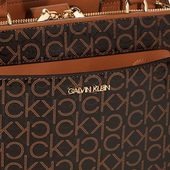 Imagen 5 de Calvin Klein Margot Novelty Medium Tote Bag con Relieve de Logotipo Texturizado en Color Negro