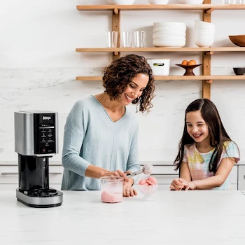 Imagen 3 de NINJA Creami NC301LAA, Máquina para Helados, Helados, Mezclas, Batidos, Sorbetes, Smoothies, 7 Programas en un Solo Toque, 2 Recipientes con Tapa, Tamaño Compacto, Plateada