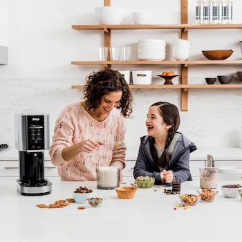 Imagen 4 de NINJA Creami NC301LAA, Máquina para Helados, Helados, Mezclas, Batidos, Sorbetes, Smoothies, 7 Programas en un Solo Toque, 2 Recipientes con Tapa, Tamaño Compacto, Plateada