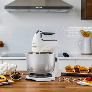 Imagen 2 de Oster FPSTHS3612 Batidora de Mano y Pedestal Versátil Blanca con Tazón de Acero Inoxidable de 1.5 Litros Serie Heritage