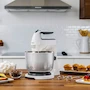 Miniatura de Oster FPSTHS3612 Batidora de Mano y Pedestal Versátil Blanca con Tazón de Acero Inoxidable de 1.5 Litros Serie Heritage