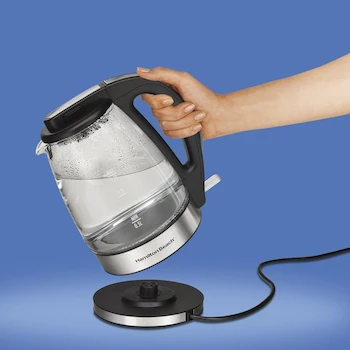 Imagen 2 de Hamilton Beach 40865 Tetera Eléctrica de Vidrio Serie 40865, Capacidad 1.7 Litros, Color Negro, Material Cristal con Acero Inoxidable, Dimensiones 25.1 x 21.92 x 15.88 cm, Peso 1.3 kg, Voltaje 110V, ASIN B00CXMO01I