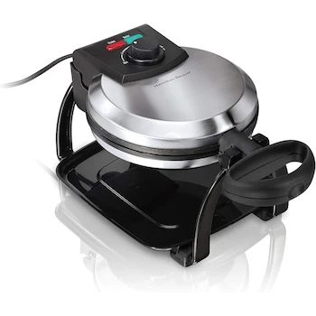 Imagen alusiva al producto Hamilton Beach 26010R Wafflera Estilo Belga con Volteo Serie Flip, Gofrera de Acero Inoxidable Cepillado con Acabados Negros, Dimensiones 38.4 x 24 x 21.6 cm