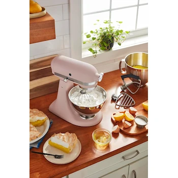 Imagen 2 de KitchenAid Artisan Series KSM195PSFT - Batidora de pie con cabezal inclinable de 5 cuartos con paquete de accesorios premium y tazón adicional de 3 cuartos, color rosa pluma