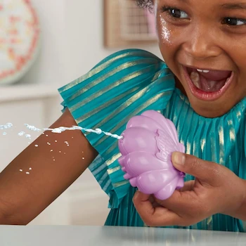 Imagen 2 de Baby Alive Hasbro Harper Hugs Chapuzón de Sirena - Muñeca de Bebé Rubia de 28 cm, Modelo G1477, Serie Harper Hugs, para Niños y Niñas desde 3 Años