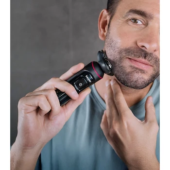 Imagen 4 de Beurer Afeitadora Rotativa MN8X - Modelo Recargable 100-240V en Plástico Resistente al Agua, con Recortadora de Barba y Patilla 2 en 1, Cable de Carga USB, Cepillo de Limpieza, Adaptador de Red y Estación de Almacenamiento