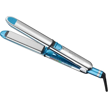 Imagen alusiva al producto BaBylissPRO Nano Titanium Serie Prima3000 Ionic Straightener, Modelo BNT3000TUC, Placas de Titanio 1.25 Pulgadas, Color Plateado y Azul, Voltaje Eléctrico con Cable, ASIN B01FIODPY0