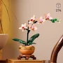 Miniatura de LEGO® Colección Botánica Mini Orquídea 10343: Set de Construcción para Adultos 18+, 274 Piezas, 25 cm Alto, 5 Flores Durazno en Flor y Brotes, Hojas Verdes, Maceta Terracota Clara sobre Plinto Efecto Madera
