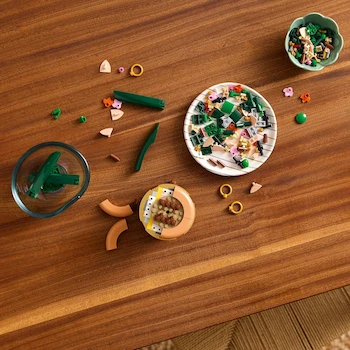 Imagen 3 de LEGO® Colección Botánica Mini Orquídea 10343: Set de Construcción para Adultos 18+, 274 Piezas, 25 cm Alto, 5 Flores Durazno en Flor y Brotes, Hojas Verdes, Maceta Terracota Clara sobre Plinto Efecto Madera
