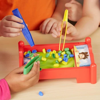 Imagen 4 de Hasbro Gaming Pulgas Locas - Juego de Mesa, Modelo E0884, Serie Hasbro Gaming, para 2-3 Jugadores desde 4-8 Años, 1 Tablero 15x15cm, 36 Piezas Multicolores, 3 Pinzas Azul/Amarillo/Verde, Dimensiones 6.3x26.6x26.6cm, Material Plástico