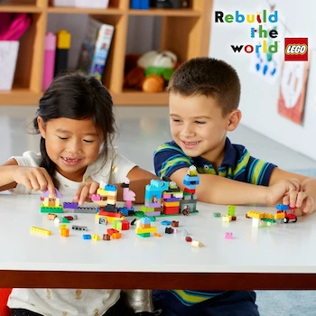 Imagen 2 de Maletín Creativo LEGO Classic 10713 - Set de Bricks Multicolor para Construcción, 213 Piezas en Plástico, Dimensiones 28.5 x 26.2 x 6.4 cm, Peso 760 g, para Niños de 4 Años en Adelante