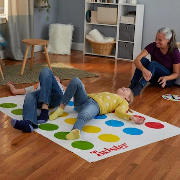 Imagen 2 de Hasbro Gaming Twister Juego de Mesa con Tapete, Ruleta con Base y Flecha e Instructivo, Modelo 98831, para 2 o Más Jugadores, a Partir de 6 Años