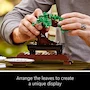 Miniatura de LEGO Icons 10281 Bonsái Árbol Artificial Decorativo con Hojas Verdes y Flores Rosas, Set de Construcción para Adultos, 878 Piezas, Modelo 10281, Decoración para Hogar u Oficina