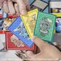 Miniatura de Monopoly Hasbro Gaming Harry Potter Edición Hogwarts - Juego de Mesa en Español para 2-6 Jugadores a Partir de 8 Años, Material Plástico, 6 Peones Dorados Temáticos, ASIN B0DB6MLYPH