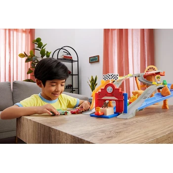 Imagen 2 de Cars de Disney y Pixar Mattel Pista de Juguete Carrera al Rescate para Niños de 4+ Años, Set de Carrera con Vehículos y Accesorios, Serie Disney Pixar Cars, Color Multicolor, Tamaño Estándar para Juego Infantil