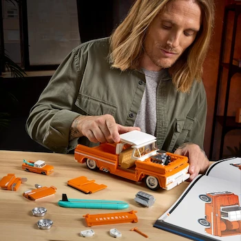 Imagen 2 de Mattel Brick Shop Hot Wheels Juguete de Construcción Elite Custom Chevy '62 Pickup Escala 1:16 Plata Metal Die-Cast con Placa de Colección Exclusiva Serie Hot Wheels Elite 1:16