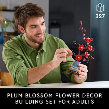 Imagen 3 de LEGO® Botanicals Flor de Ciruelo 10369 - Set de Construcción para Adultos Serie Icons Botanical Collection, Planta Artificial Decorativa de Interior con 327 Piezas, Dimensiones 34x17x9 cm, Colores Flores Rojo Magenta Tallo Leñoso Maceta Azul Pastel Dorado