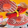 Miniatura de Play-Doh Set de Masas Moldeables La Parrillada Divertida, Serie Kitchen Creations, Multicolor con 10 Latas, Modelo G0500, 17 Accesorios, Tamaño Compacto para Niños +3 Años