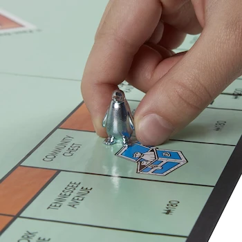 Imagen 2 de Hasbro Gaming Monopoly Classic Juego de Mesa de Negociar Propiedades con Bandeja de Almacenamiento y Tokens Grandes para 2-6 Jugadores, Edad 8+, Multicolor, Tamaño Estándar, Modelo B072KNWZNJ, Serie Monopoly