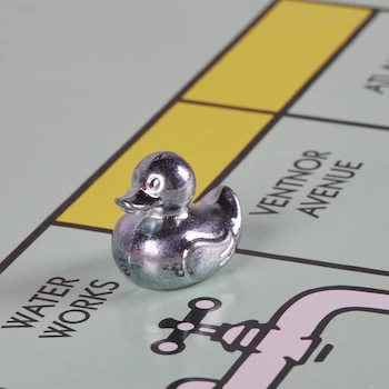 Imagen 5 de Hasbro Gaming Monopoly Classic Juego de Mesa de Negociar Propiedades con Bandeja de Almacenamiento y Tokens Grandes para 2-6 Jugadores, Edad 8+, Multicolor, Tamaño Estándar, Modelo B072KNWZNJ, Serie Monopoly
