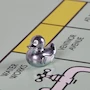 Miniatura de Hasbro Gaming Monopoly Classic Juego de Mesa de Negociar Propiedades con Bandeja de Almacenamiento y Tokens Grandes para 2-6 Jugadores, Edad 8+, Multicolor, Tamaño Estándar, Modelo B072KNWZNJ, Serie Monopoly
