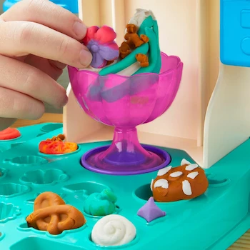 Imagen 5 de Play-Doh Heladería Remolino Arcoíris Multicolor con 7 Accesorios de Cocina de Juguete, 5 Latas de Masa Moldeable (284 g Total), Modelo G0028, para Niños +3 Años