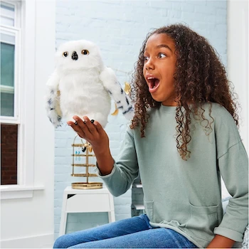 Imagen 2 de Wizarding World, Lechuza Hedwig de Harry Potter en Peluche Blanco, Tamaño 9 Pulgadas, Modelo 6061829, Serie Harry Potter, con Sobre de Hogwarts, Juguete para Niños a Partir de 5 Años