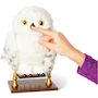Miniatura de Wizarding World, Lechuza Hedwig de Harry Potter en Peluche Blanco, Tamaño 9 Pulgadas, Modelo 6061829, Serie Harry Potter, con Sobre de Hogwarts, Juguete para Niños a Partir de 5 Años