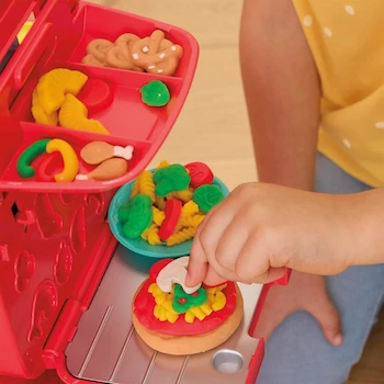 Imagen 4 de Play-Doh Set de Masa Moldeable Moto Repartidora de Pizzas Juego Ride-On Grande Multicolor, Modelo F8803, 10 Latas de 56g, 16 Accesorios de Cocina, Altura 49 cm, Peso Máx 22.6 kg, Edad 3+