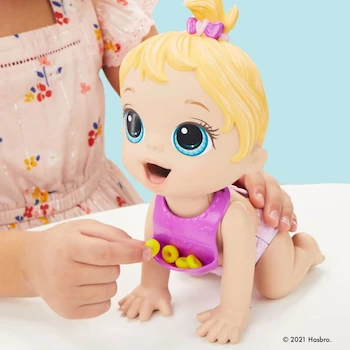 Imagen 2 de Baby Alive Hora de Comer Muñeca Rubia 20 cm para Niños de 3 Años en Adelante, Línea Baby Alive de Mattel, Muñeca Interactiva Bebé con Cabello Rubio Largo, Tamaño Compacto 8 Pulgadas