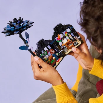 Imagen 4 de LEGO Merlina Dalia Negra 76784 Set de Construcción Invernadero en Miniatura Planta de Juguete Decoración de Fantasía Regalo de Halloween Serie Merlina Color Negro para Niños Niñas Fans 8+ Años 265 Piezas