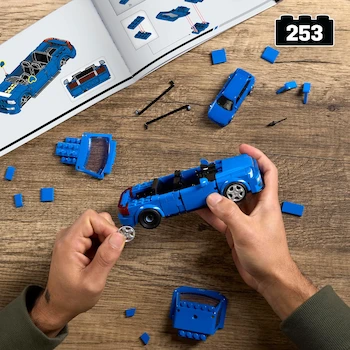 Imagen 2 de Mattel Brick Shop Hot Wheels Juguete de Construcción Speed '94 Audi Avant RS2, Escala 1:32, Auto Exclusivo de Metal Die-Cast, Incluye Placa de Colección, Color Plata/Verde, Serie Brick Builder, Tamaño Estándar 1:32