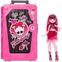 Miniatura de Muñeca Monster High Skulltimate Secrets Draculaura de la Serie Destination Gore-geous Oasis, Modelo JDR50, Tamaño 12.6 pulgadas de alto, Colores Principalmente Rosa y Negro