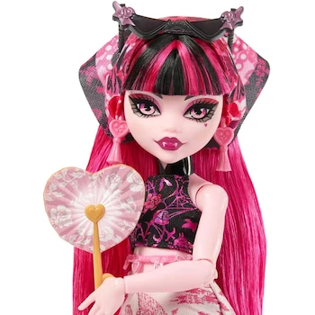 Imagen 3 de Muñeca Monster High Skulltimate Secrets Draculaura de la Serie Destination Gore-geous Oasis, Modelo JDR50, Tamaño 12.6 pulgadas de alto, Colores Principalmente Rosa y Negro