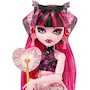Miniatura de Muñeca Monster High Skulltimate Secrets Draculaura de la Serie Destination Gore-geous Oasis, Modelo JDR50, Tamaño 12.6 pulgadas de alto, Colores Principalmente Rosa y Negro