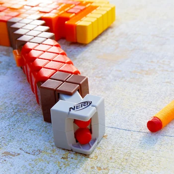 Imagen 4 de Nerf Minecraft Firebrand Dart Blasting Axe, 6 Elite Foam Darts, Game-Inspired Minecraft Axe Design, Pull-Back Priming, Minecraft Toys Series