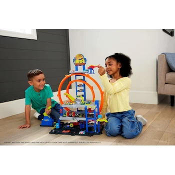 Imagen 2 de Hot Wheels City Mega Garage JBM74 Multicolor con Elevador, Pista de Tres Niveles y Helicóptero, Capacidad para 36 Autos 1:64, Incluye 1 Auto Die-Cast y 1 Helicóptero Plástico, Serie Hot Wheels City, para Niños +4 Años, Dimensiones 13.3 x 55.9 x 33 cm